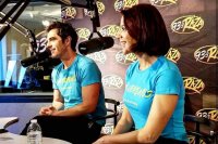 Mauricio Ochmann y Fernanda Castillo visitaron 93.3 La Raza
